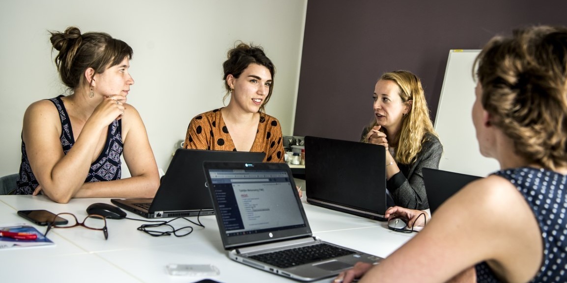 Esther vergadert met 3 andere collega's Esther vergadert met 3 andere collega's